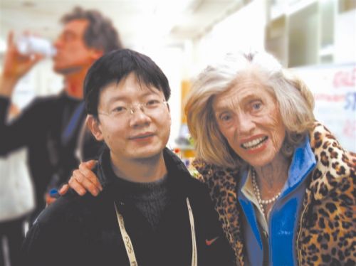 2005年3月，在日本长野第八届世界冬季特奥会“健康运动员”公益活动上，国际特奥运动创始人尤尼斯·肯尼迪·施莱佛（美国前总统约翰·肯尼迪的妹妹）与眼视光医院陈浩博士亲切合影。