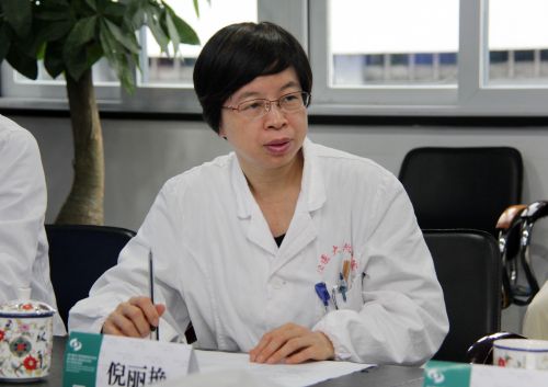 余波医生汇报病例吴文灿在和患者交流专家看影像图片吴文灿和刘晓玲讨