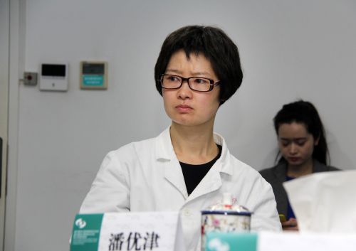 医生汇报病例吴文灿在和患者交流专家看影像图片吴文灿和刘晓玲讨论