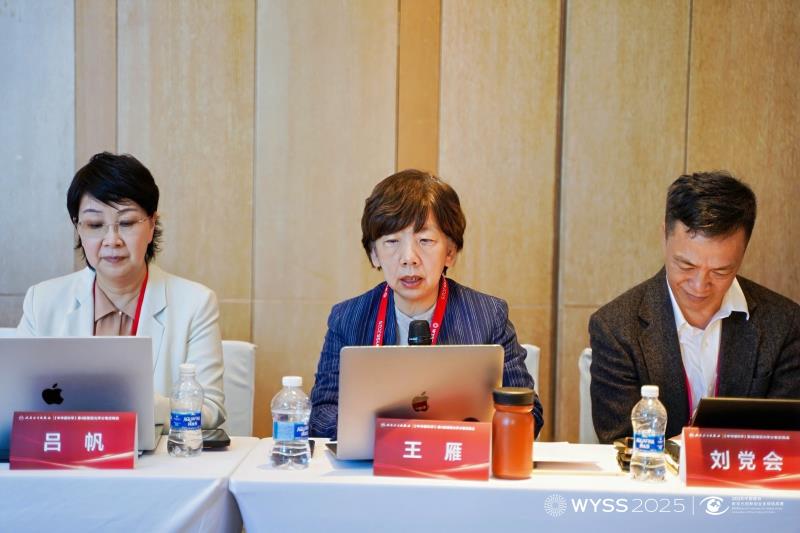 3王雁主编讲话.jpg