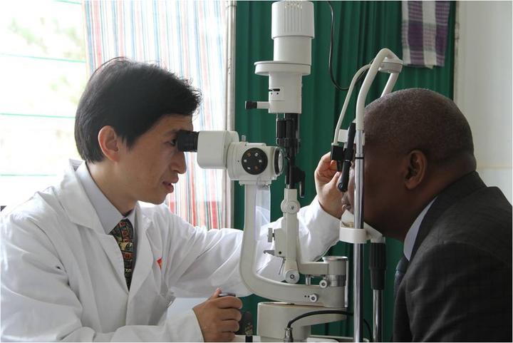 随着中非军事冲突爆发,当地医生都停止了工作,但吴荣瀚依然在枪林弹雨