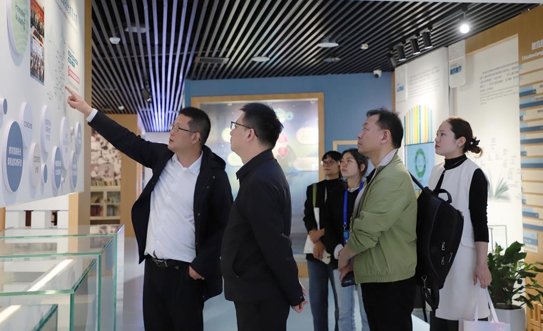 6、参观 院史馆_副本.jpg 6、参观 院史馆_副本.jpg