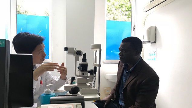 图为吴荣瀚医生在门诊与安东尼先生解释他的病情