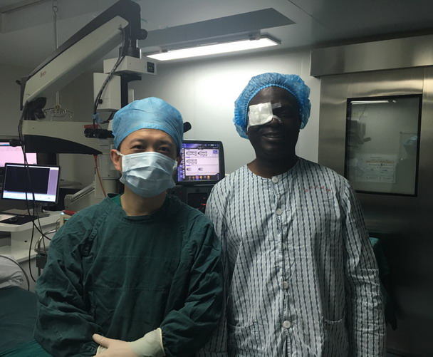 图为吴荣瀚医生与术后的安东尼先生在手术室的合影