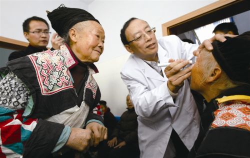 2009年12月21日，“明眸工程”正式启动。温州医学院（现温州医科大学）附属眼视光医院王勤美教授在贵州省毕节地区中医院内，为当地的苗族老人做眼科检查。