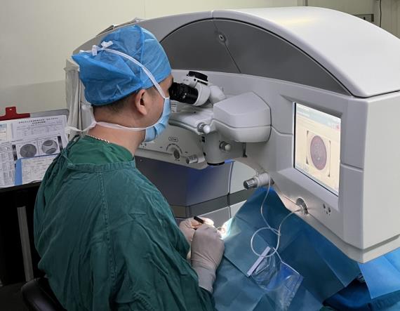 陈世豪正在做全飞秒激光近视手术小金告诉记者,手术前,他还是有点紧张