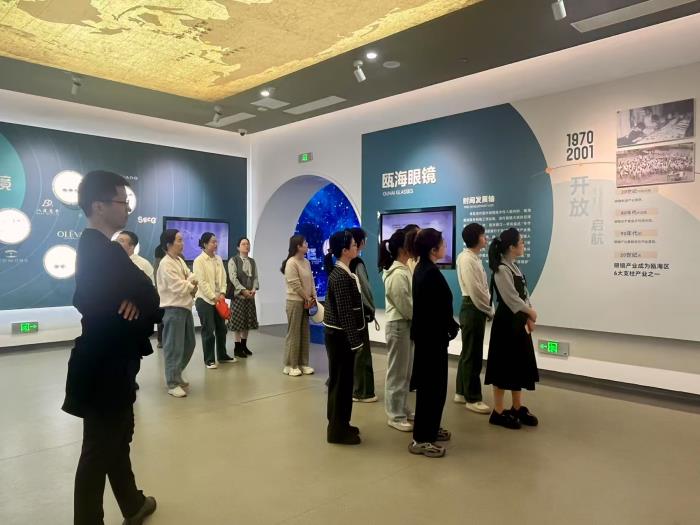 参观1.jpg