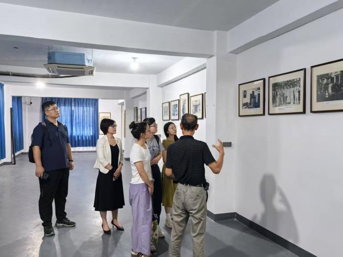 参观纪念馆.jpg